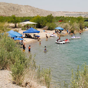 People boating and enjoying Big Bend of the Colorado State Park