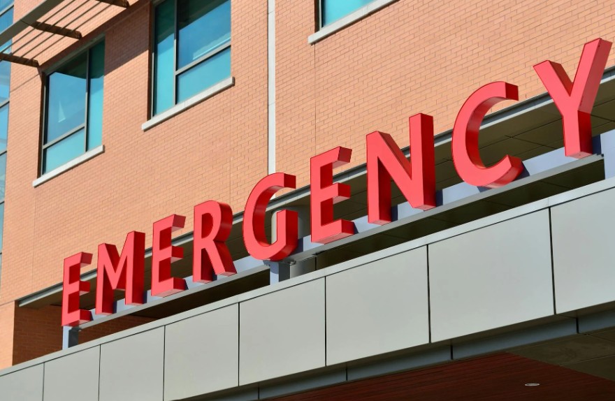 El cartel de entrada en una sala de emergencias