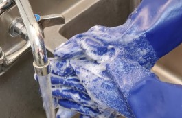 Guantes de goma y estación de lavado de manos