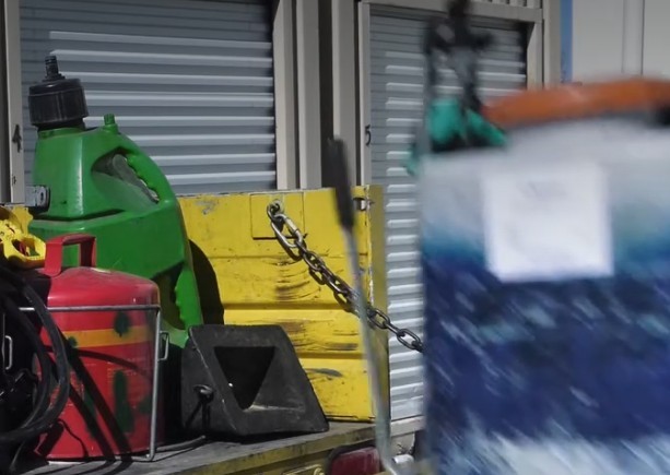 un cami&oacute;n llena de herramientas para la aplicaci&oacute;n de plaguicidas.