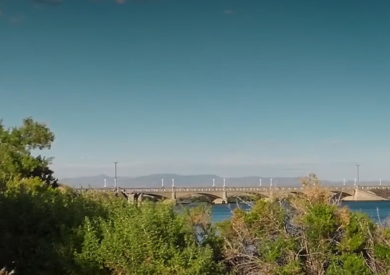Un puente sobre agua limpia