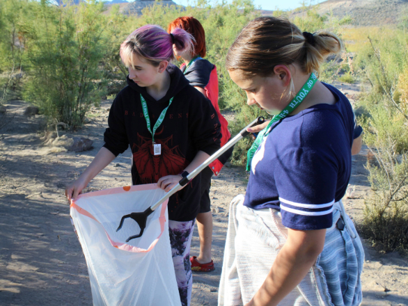 Trash pickup at Lake Mead with 4-H